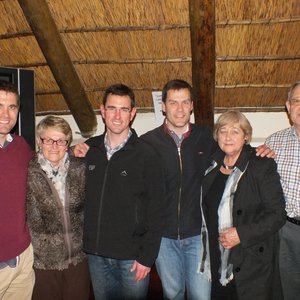 Die De Vries-familie, met vlnr Wilhelm, Hugo, Amanda en Andrew, met Marié en Thys (broer)
